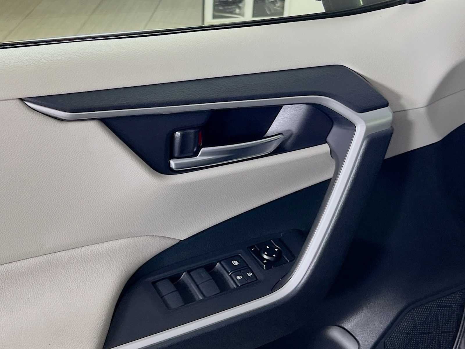 2019 Toyota RAV4 XLE photo 14