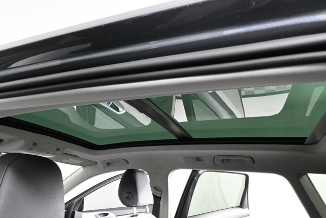 2025 Volkswagen Taos SE photo 4