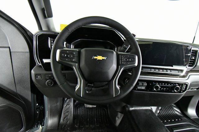 2025 Chevrolet Silverado 2500HD LT photo 2