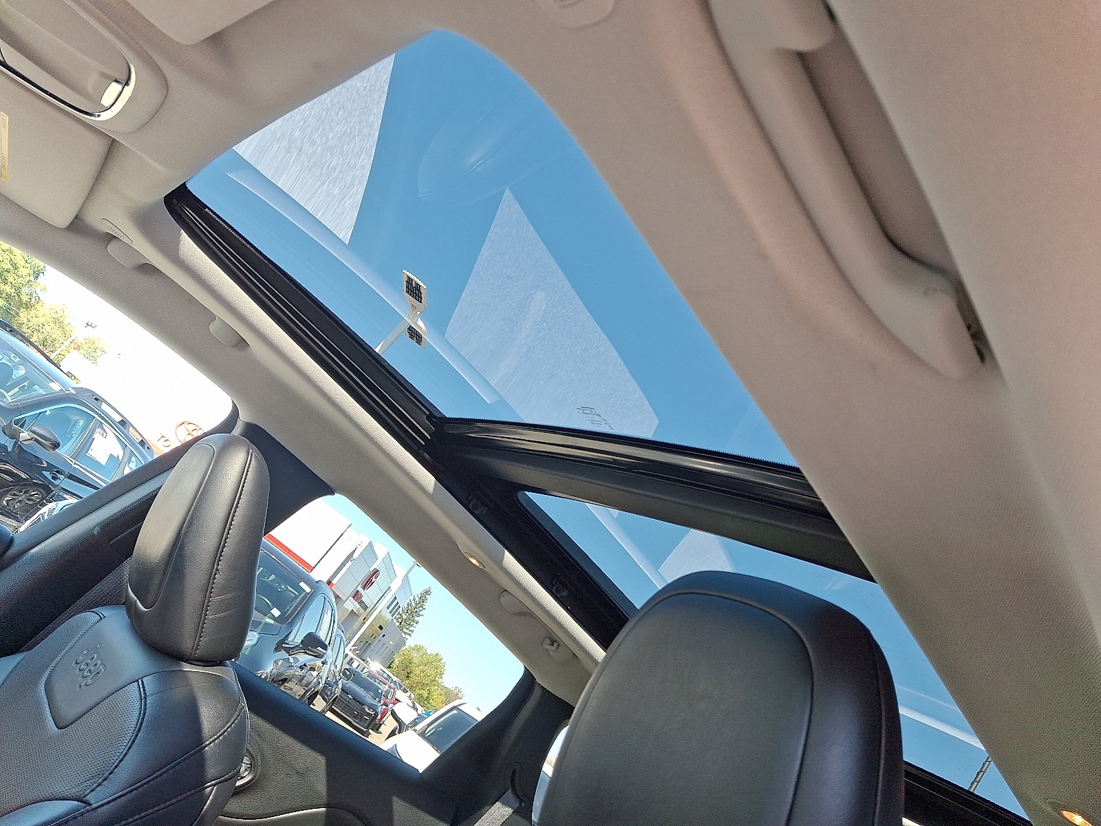 2022 Jeep Cherokee Limited photo 15