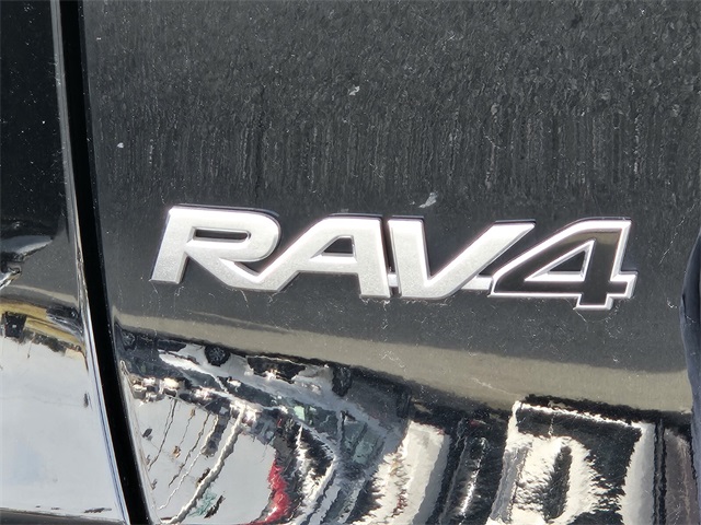 2023 Toyota RAV4 XLE photo 4