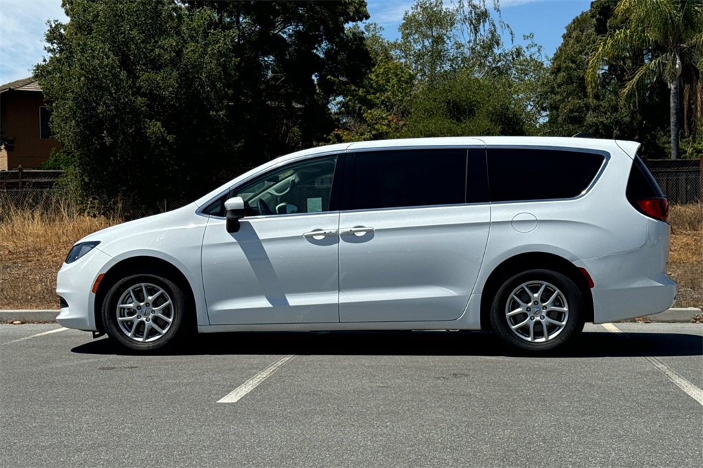 2022 Chrysler Voyager LX photo 6