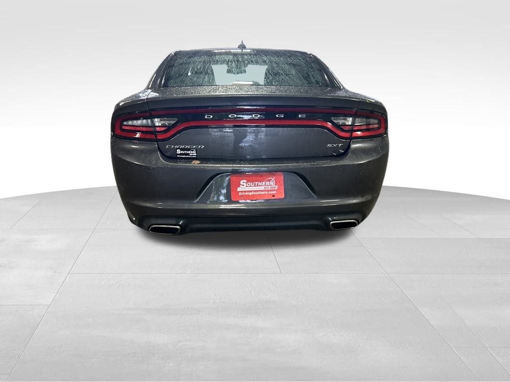 2017 Dodge Charger SXT photo 4