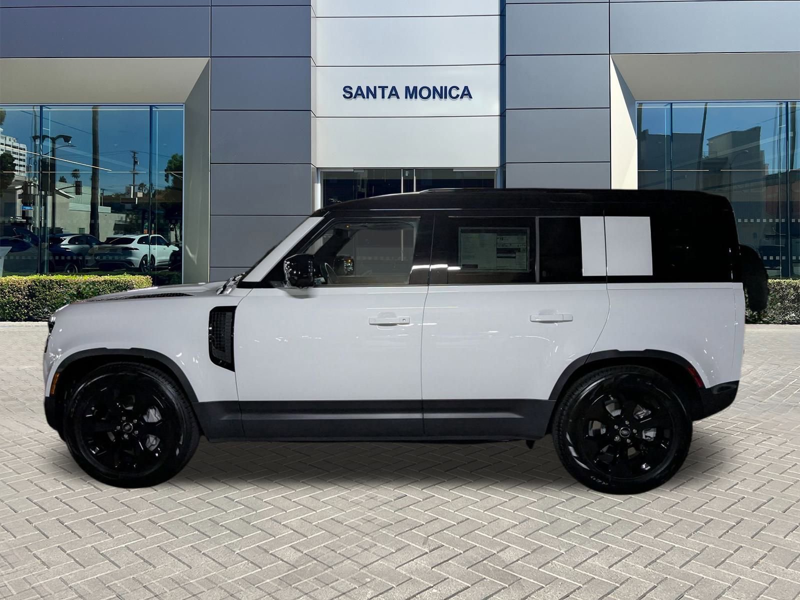 2025 Land Rover Defender 110 S photo 2