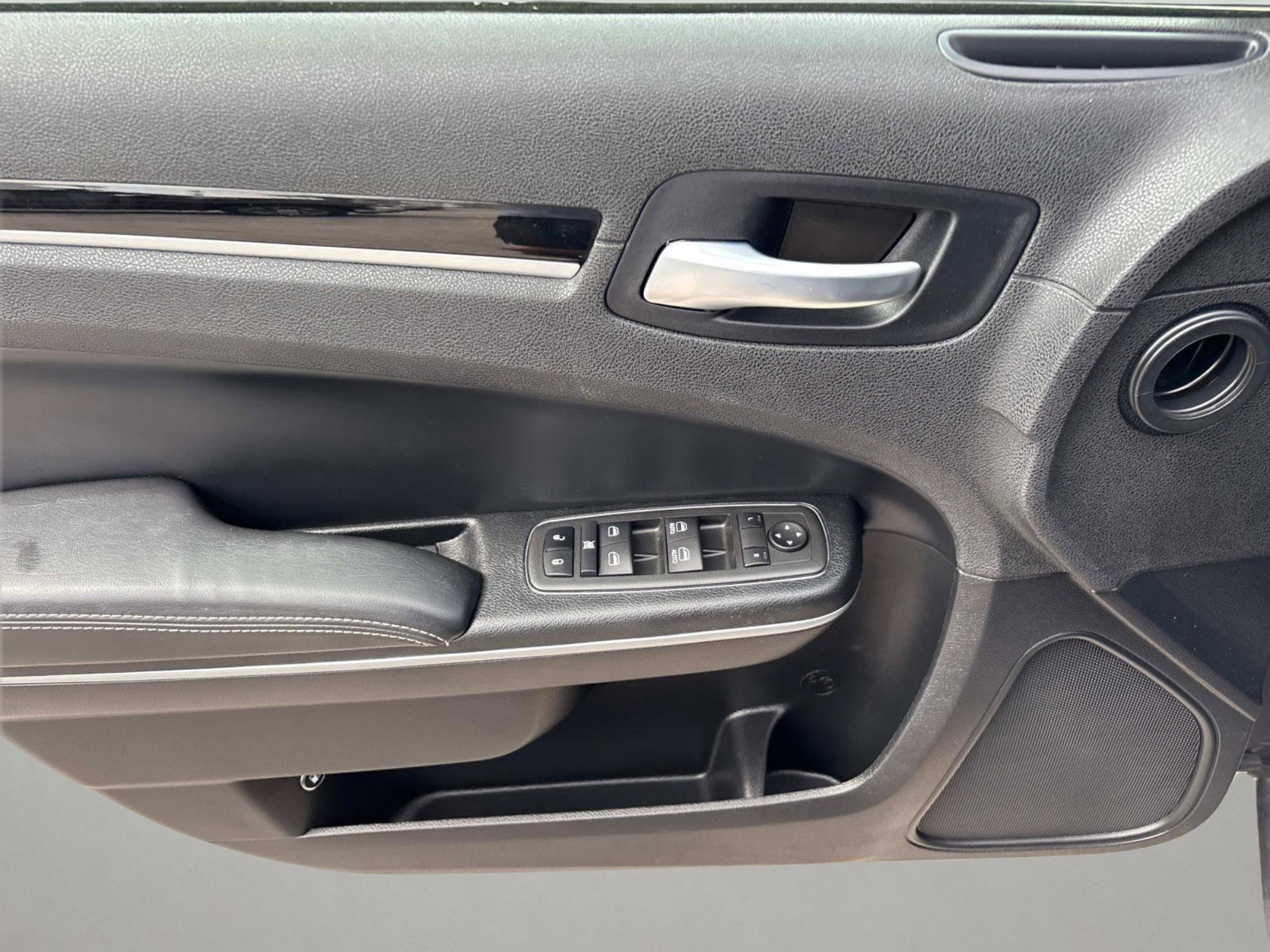 2022 Chrysler 300 S photo 16