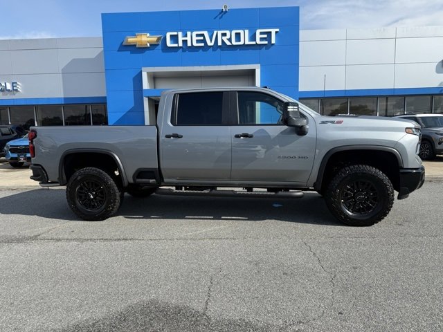 2025 Chevrolet Silverado 2500HD ZR2 photo 2