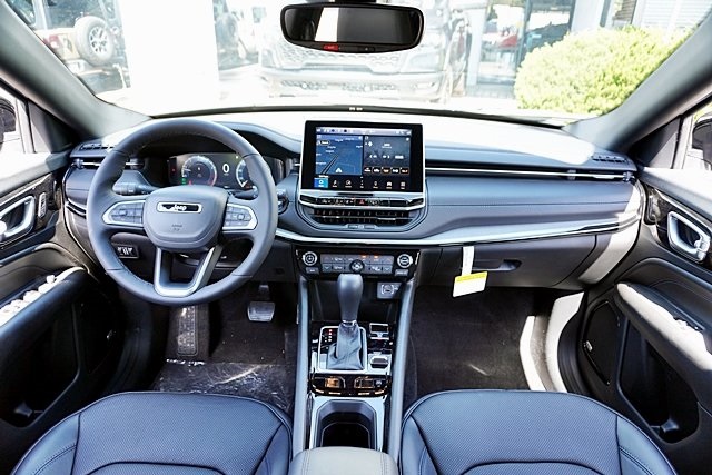 New 2025 Silver Zynith Metallic Clear-Coat Exterior Paint Jeep Limited image 22