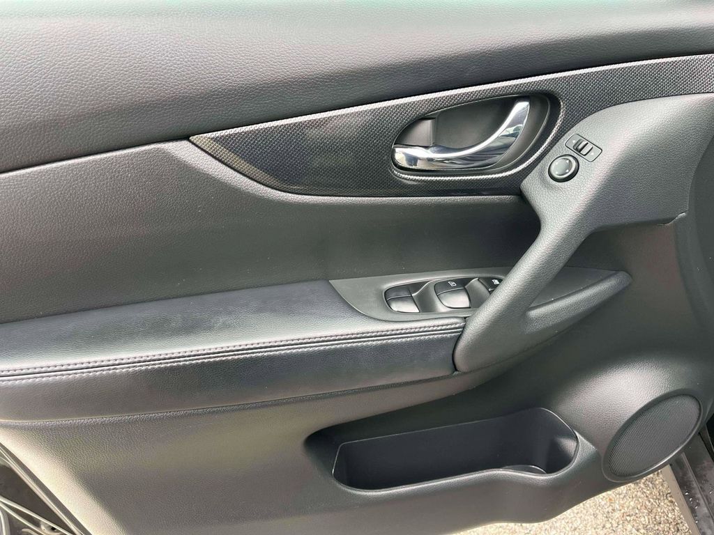2016 Nissan Rogue SL photo 7