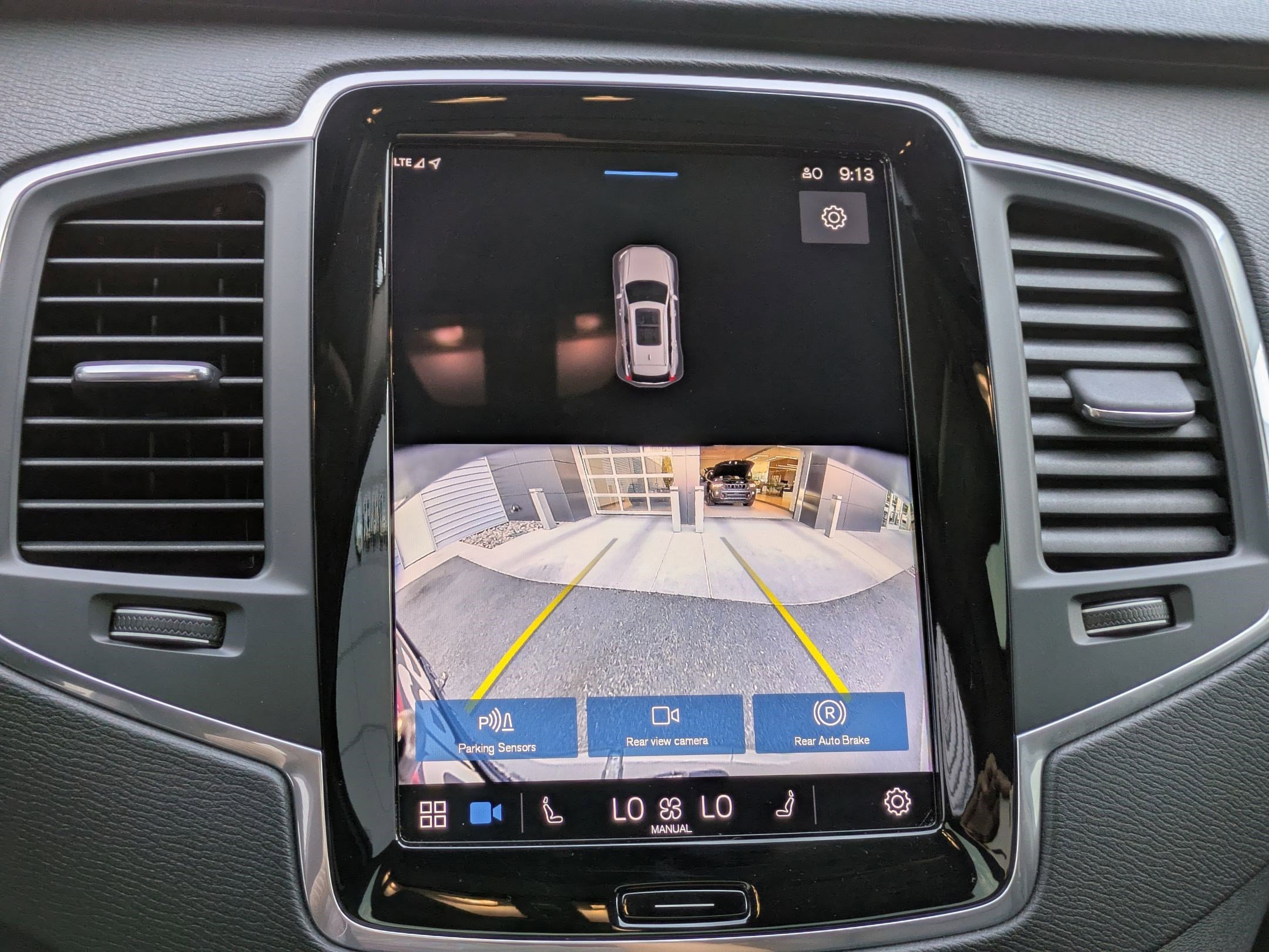 2025 Volvo XC90 Core photo 19