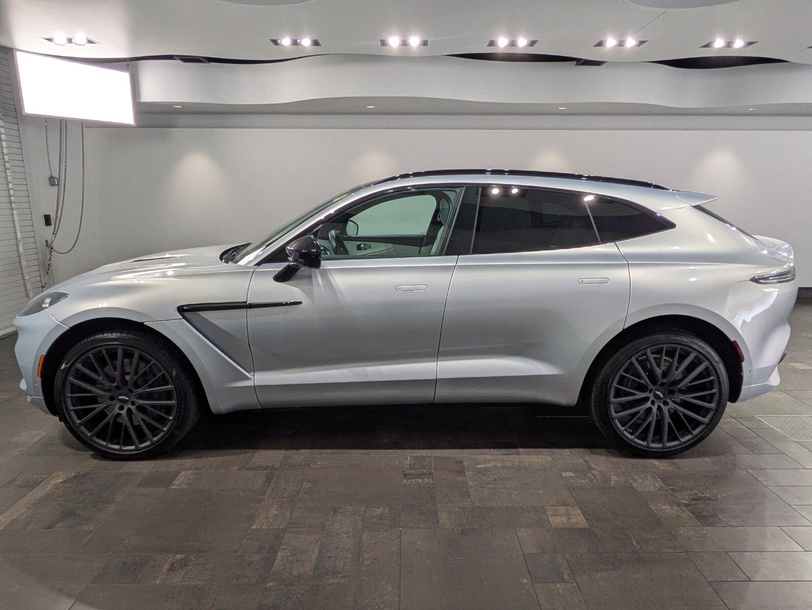 2024 Aston Martin DBX photo 27