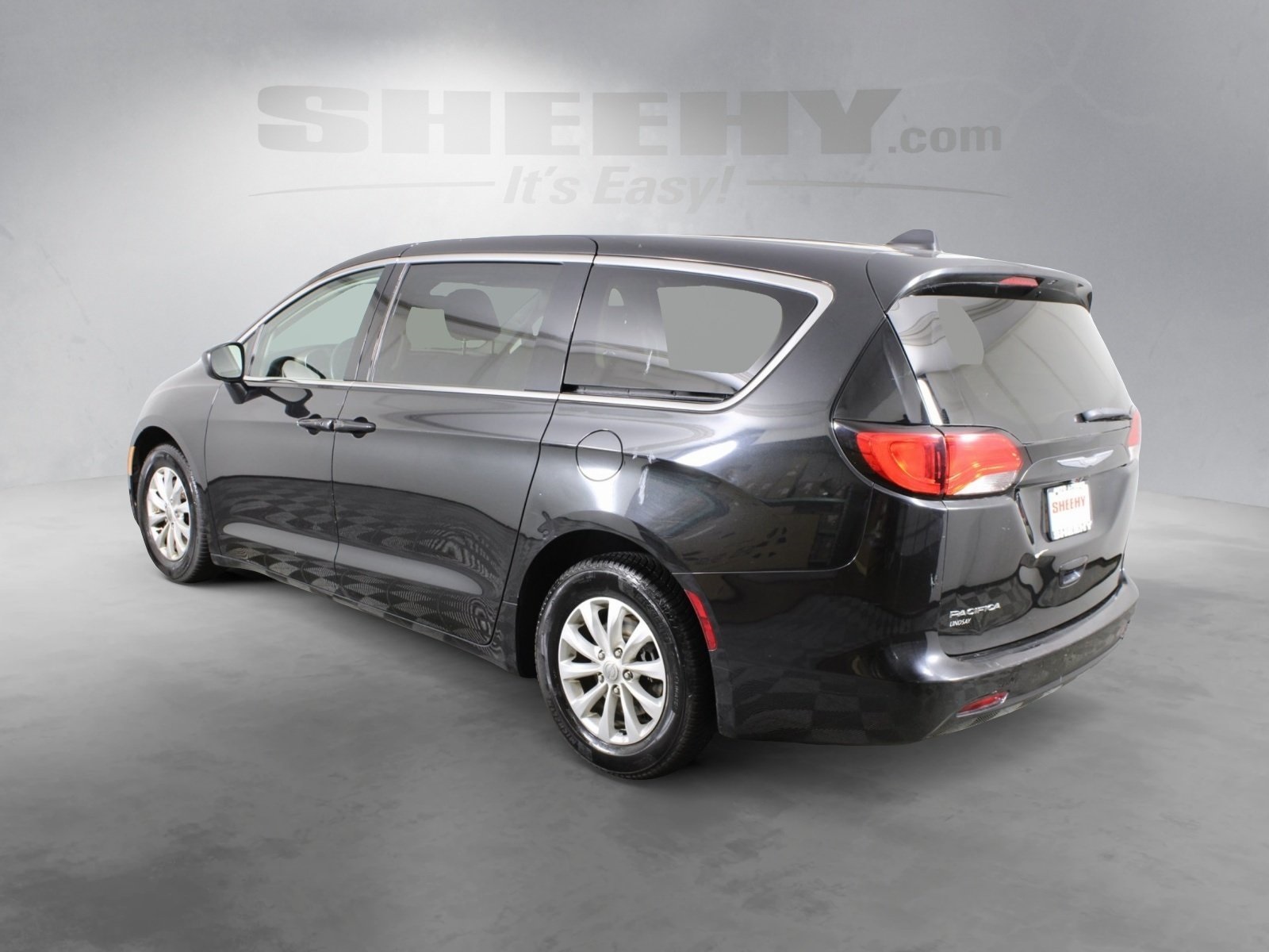 2017 Chrysler Pacifica Touring photo 3