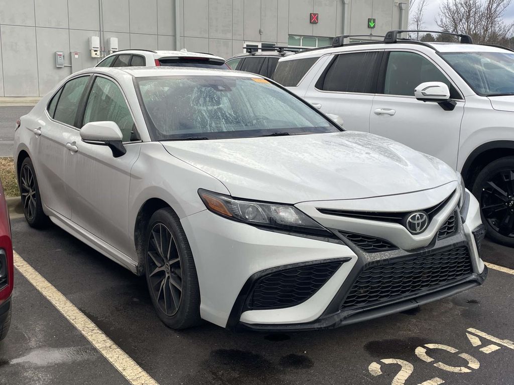 2023 Toyota Camry SE's photo