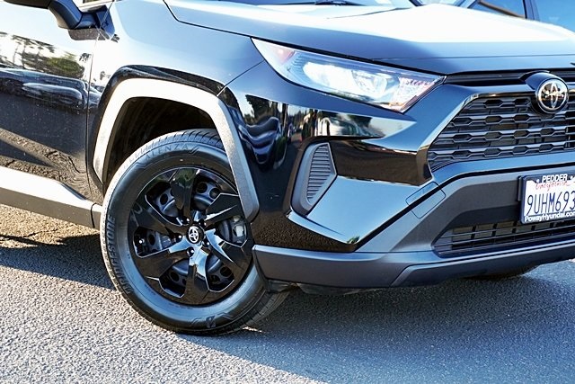 2022 Toyota RAV4 LE photo 3