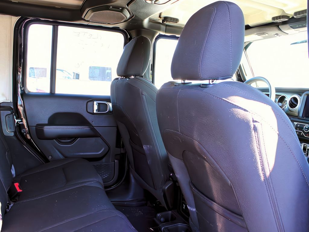 2023 Jeep Wrangler Sahara photo 23
