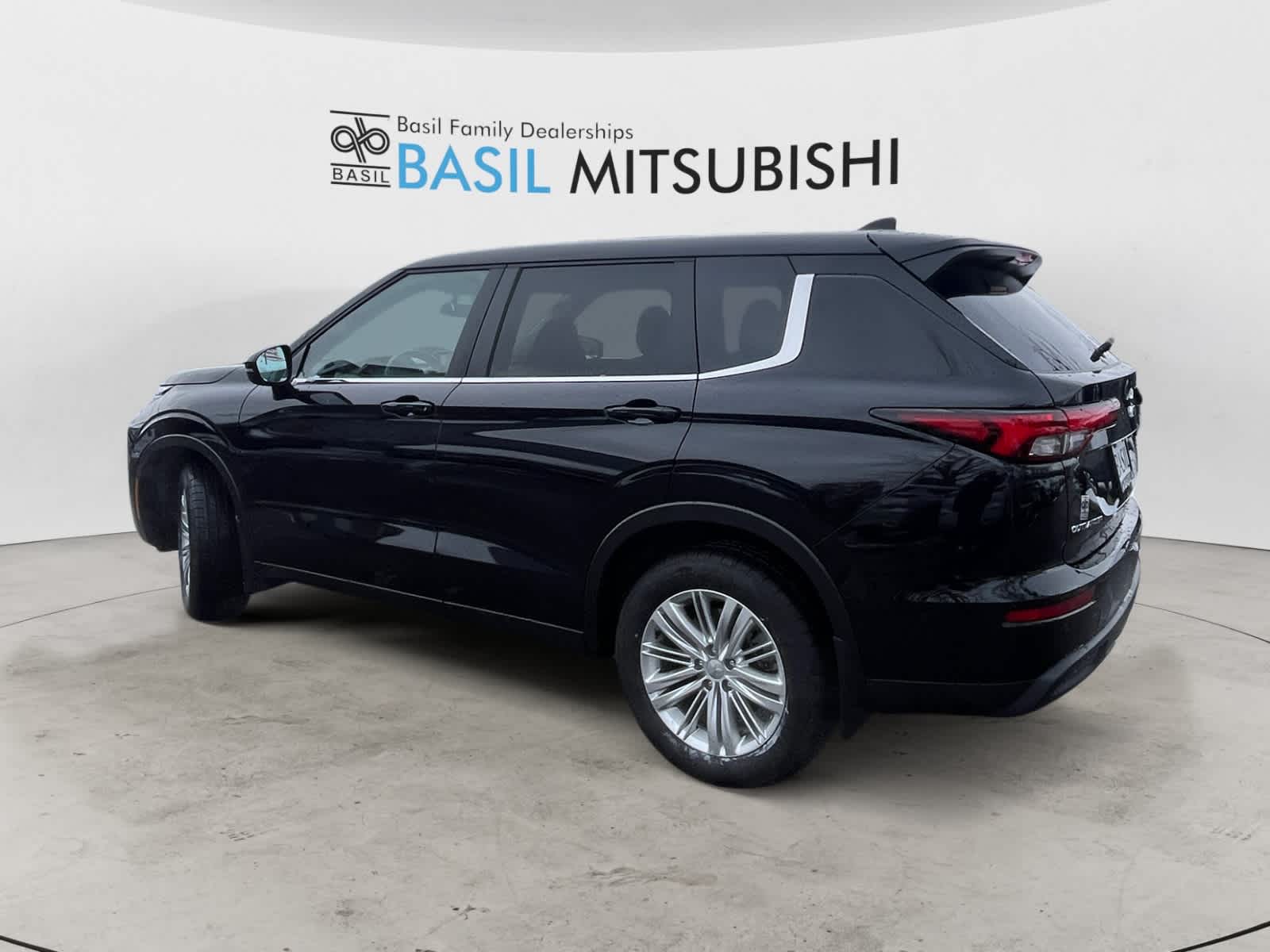 2024 Mitsubishi Outlander ES photo 2