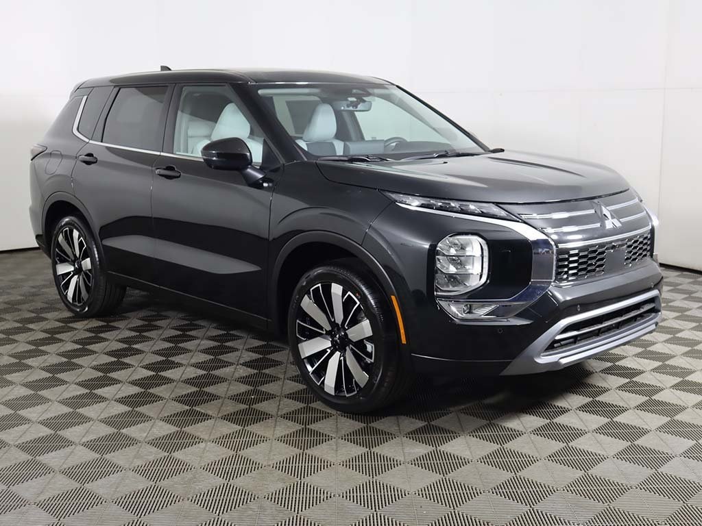 2025 Mitsubishi Outlander SE photo 2