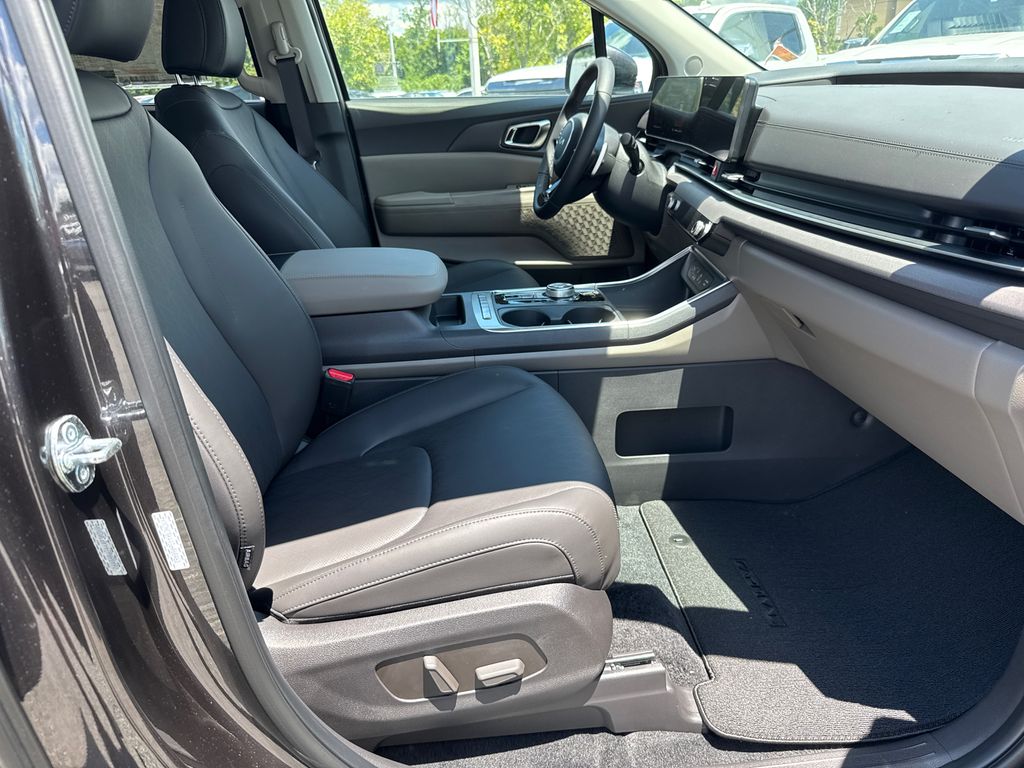 2025 Kia Carnival EX photo 12