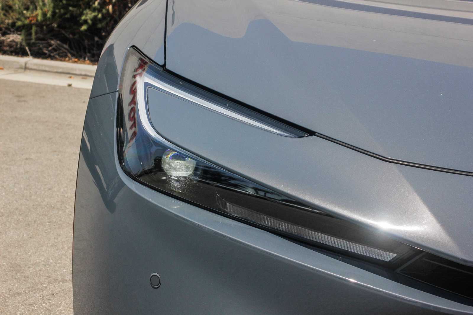 2025 Toyota Prius Plug-in SE photo 3