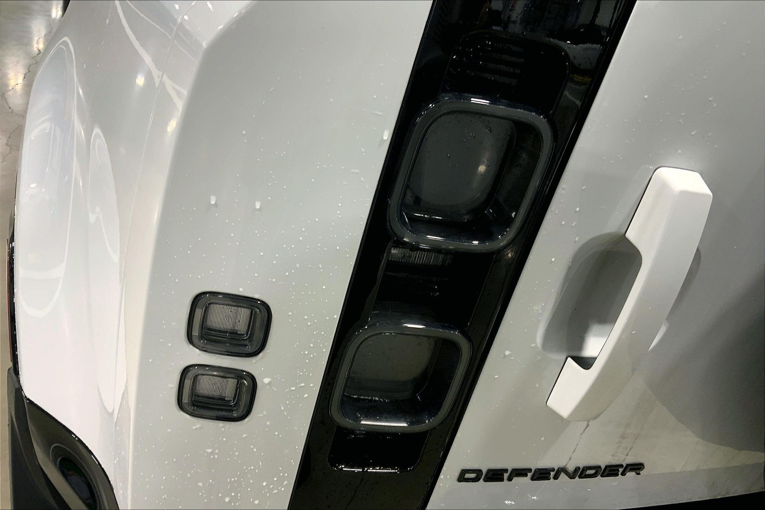 2025 Land Rover Defender 90 V8 photo 13