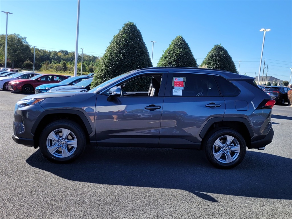 2025 Toyota RAV4 XLE photo 4