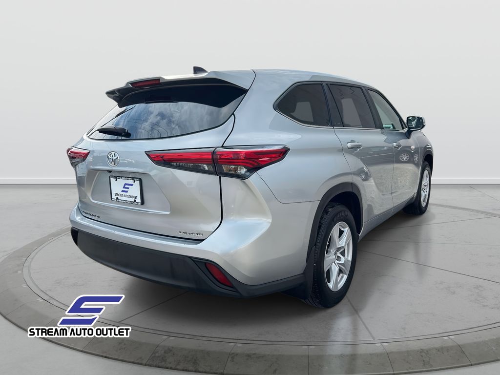 2023 Toyota Highlander LE photo 5