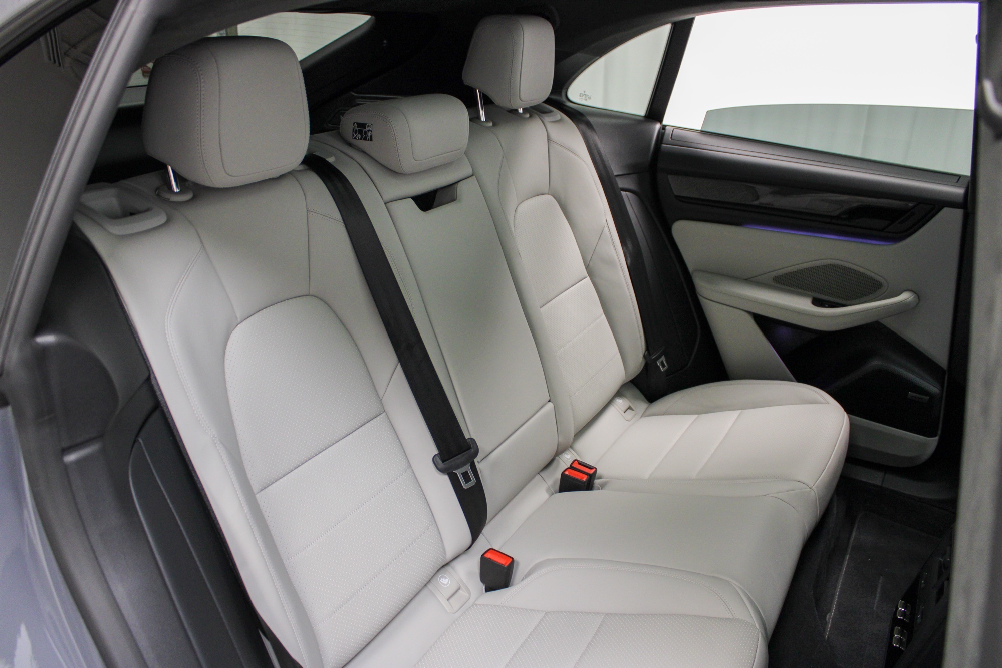 2025 Porsche Macan Electric Turbo photo 33