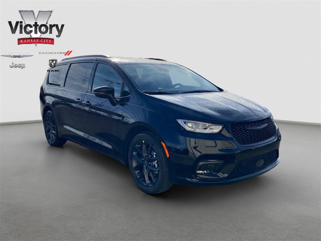 2026 Chrysler Pacifica Select's photo