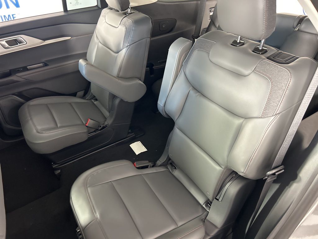 2025 Ford Explorer photo 26