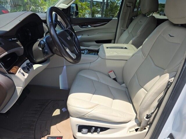 2017 Cadillac Escalade Luxury photo 4