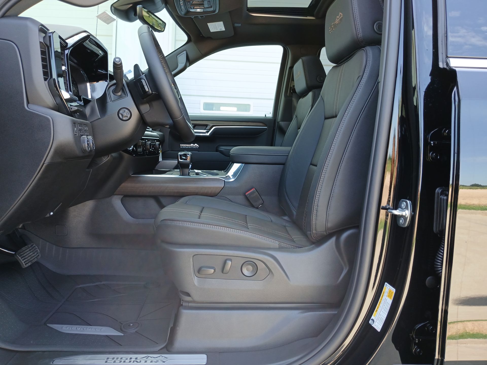 2025 Chevrolet Silverado High Country photo 19