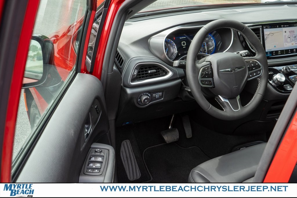 2026 Chrysler Pacifica photo 14