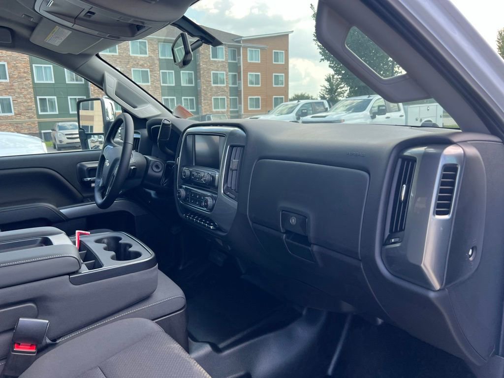2023 Chevrolet Silverado 5500HD LT photo 24