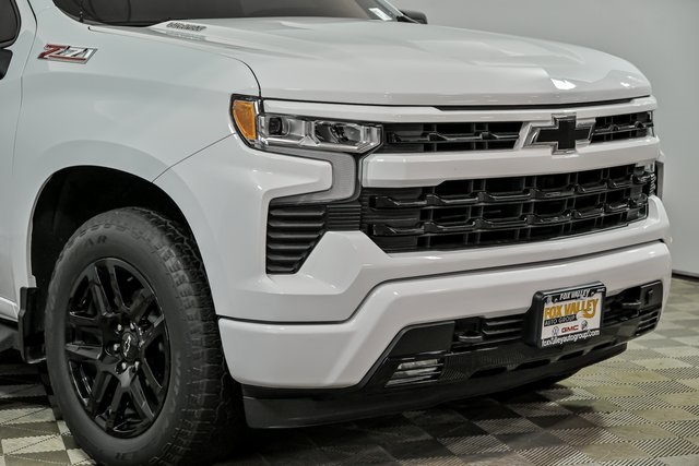 2023 Chevrolet Silverado 1500 RST photo 2