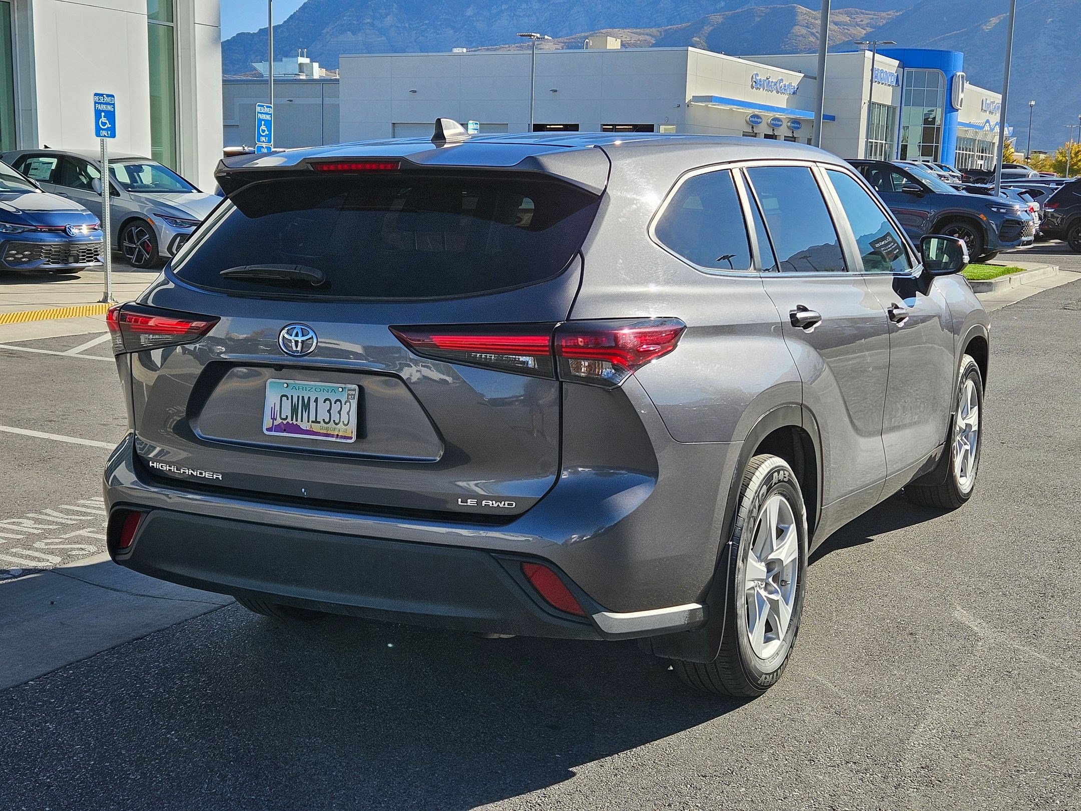 2024 Toyota Highlander LE photo 3