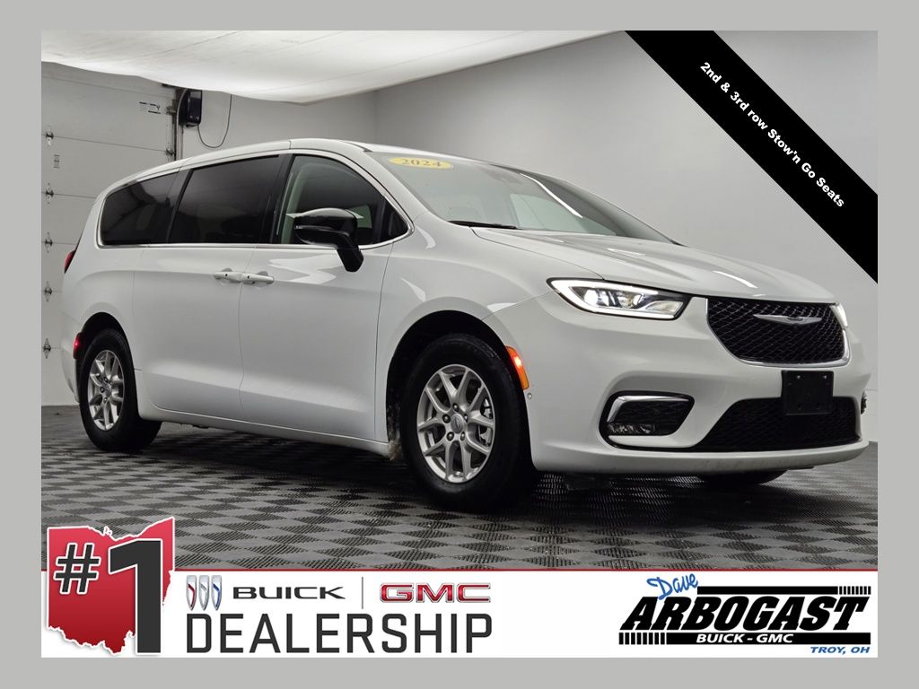 2024 Chrysler Pacifica Touring L's photo