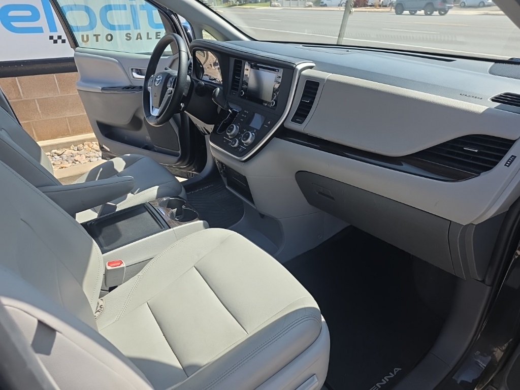 2020 Toyota Sienna XLE photo 15