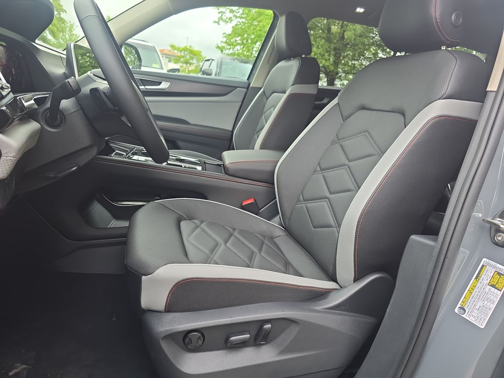 2025 Volkswagen Atlas Peak Edition SE photo 2
