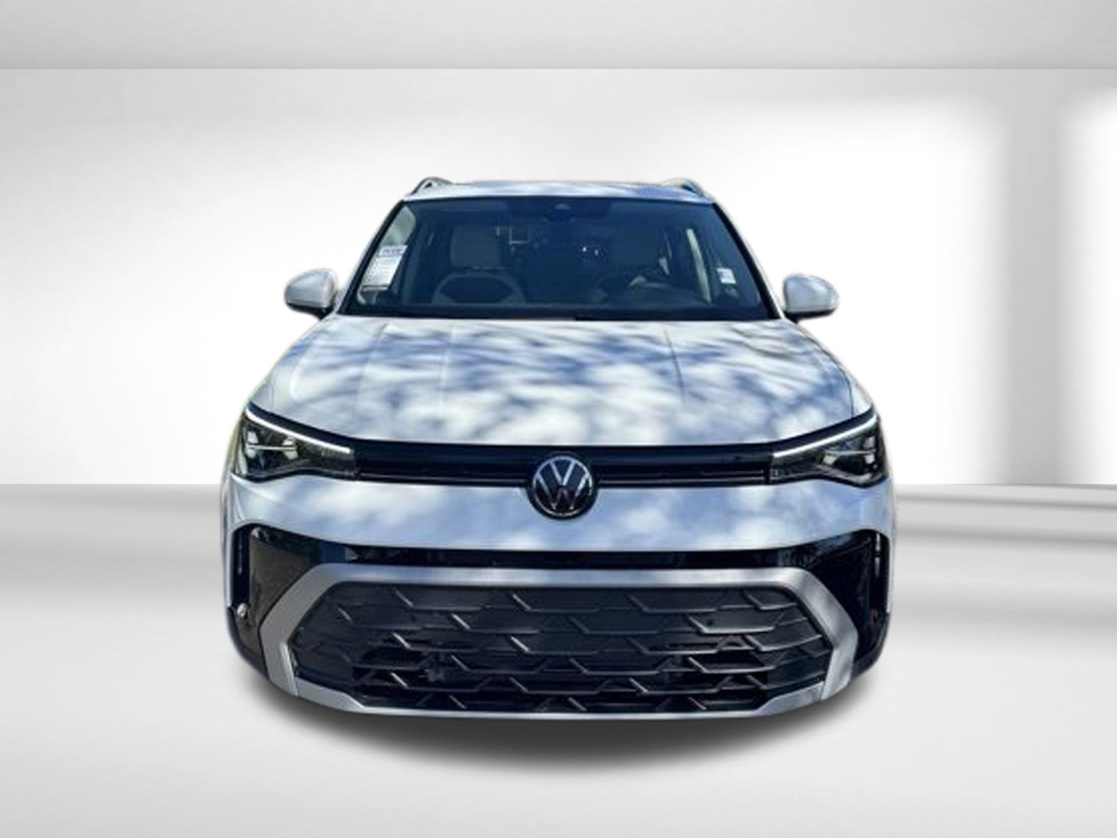 2025 Volkswagen Taos SE photo 2