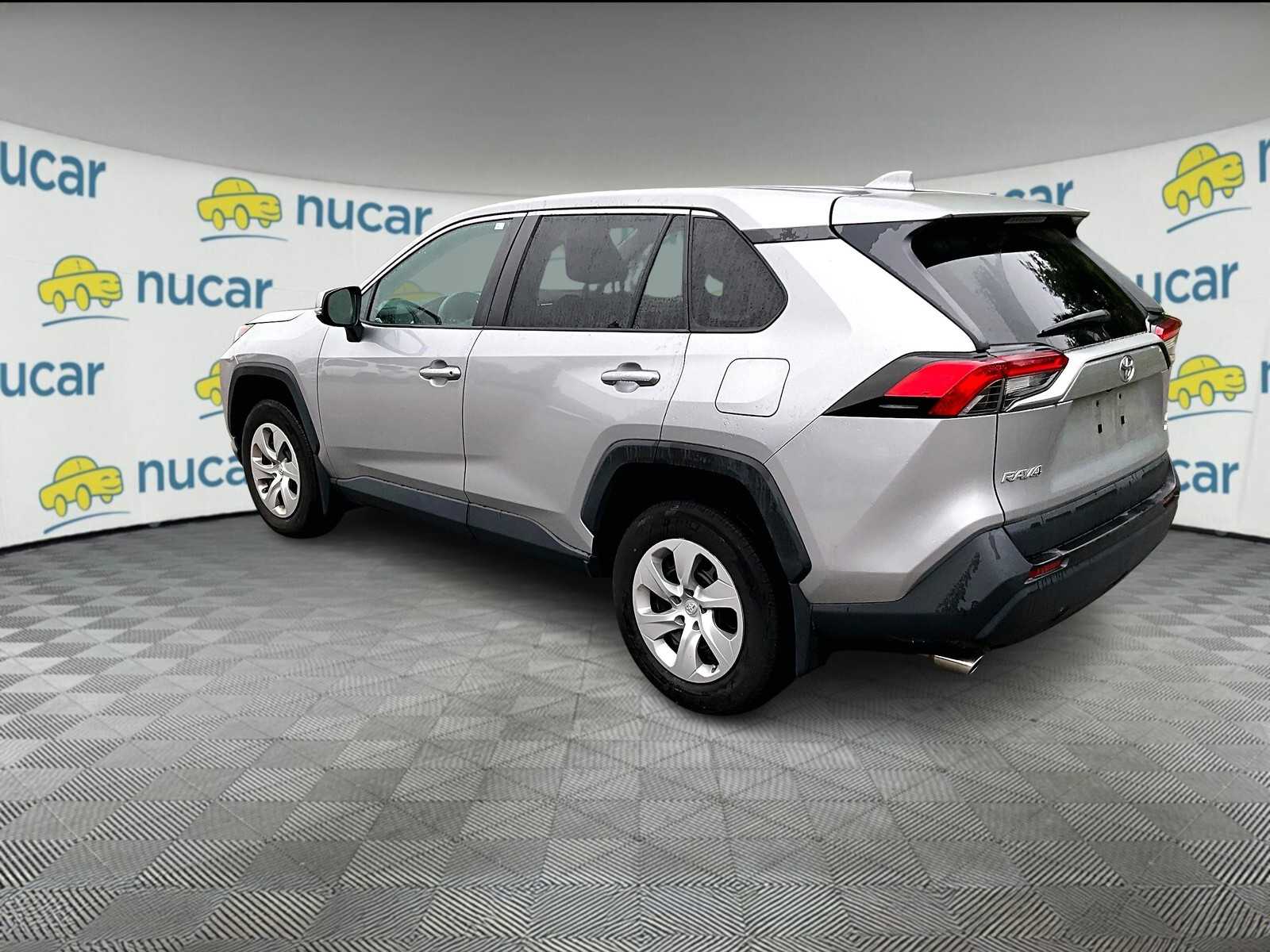 2022 Toyota RAV4 LE photo 3