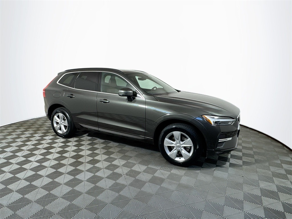 2022 Volvo XC60 B5 Momentum photo 4
