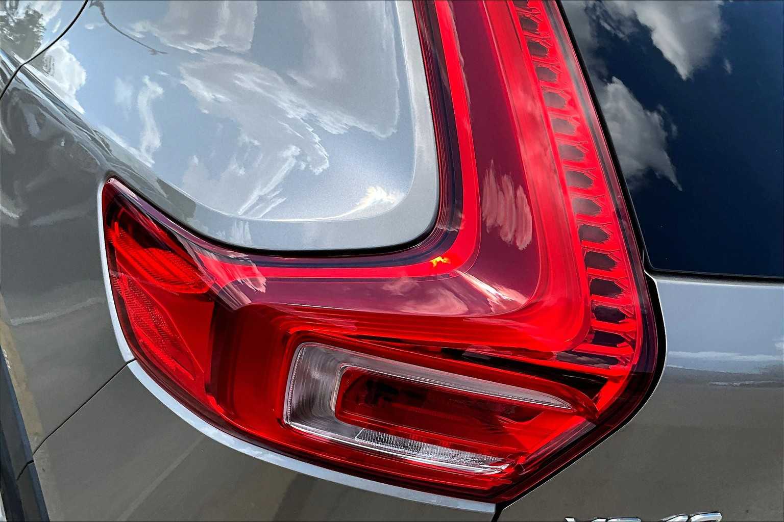 2022 Volvo XC40 Momentum photo 26