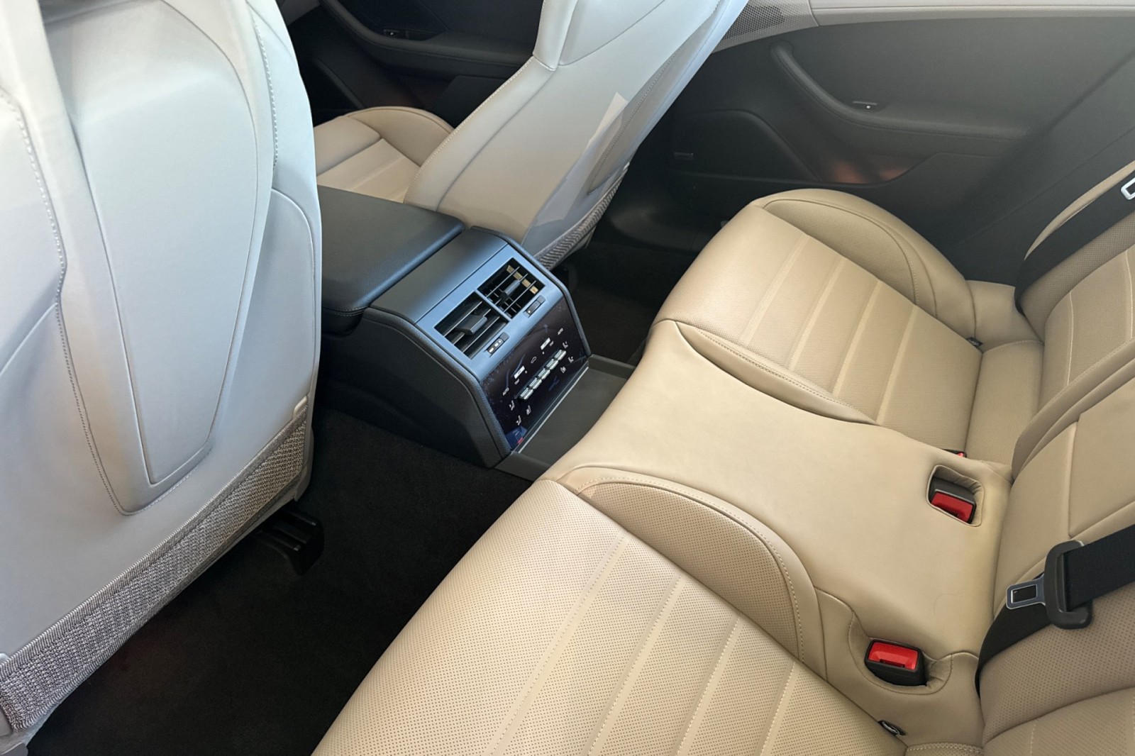 2025 Porsche Panamera 4 photo 14