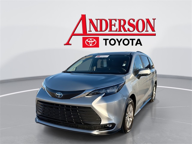 2025 Toyota Sienna XLE's photo