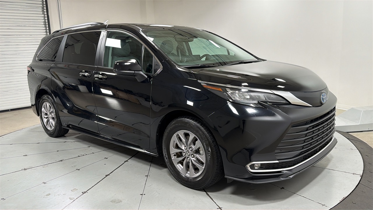 2024 Toyota Sienna XLE photo 3