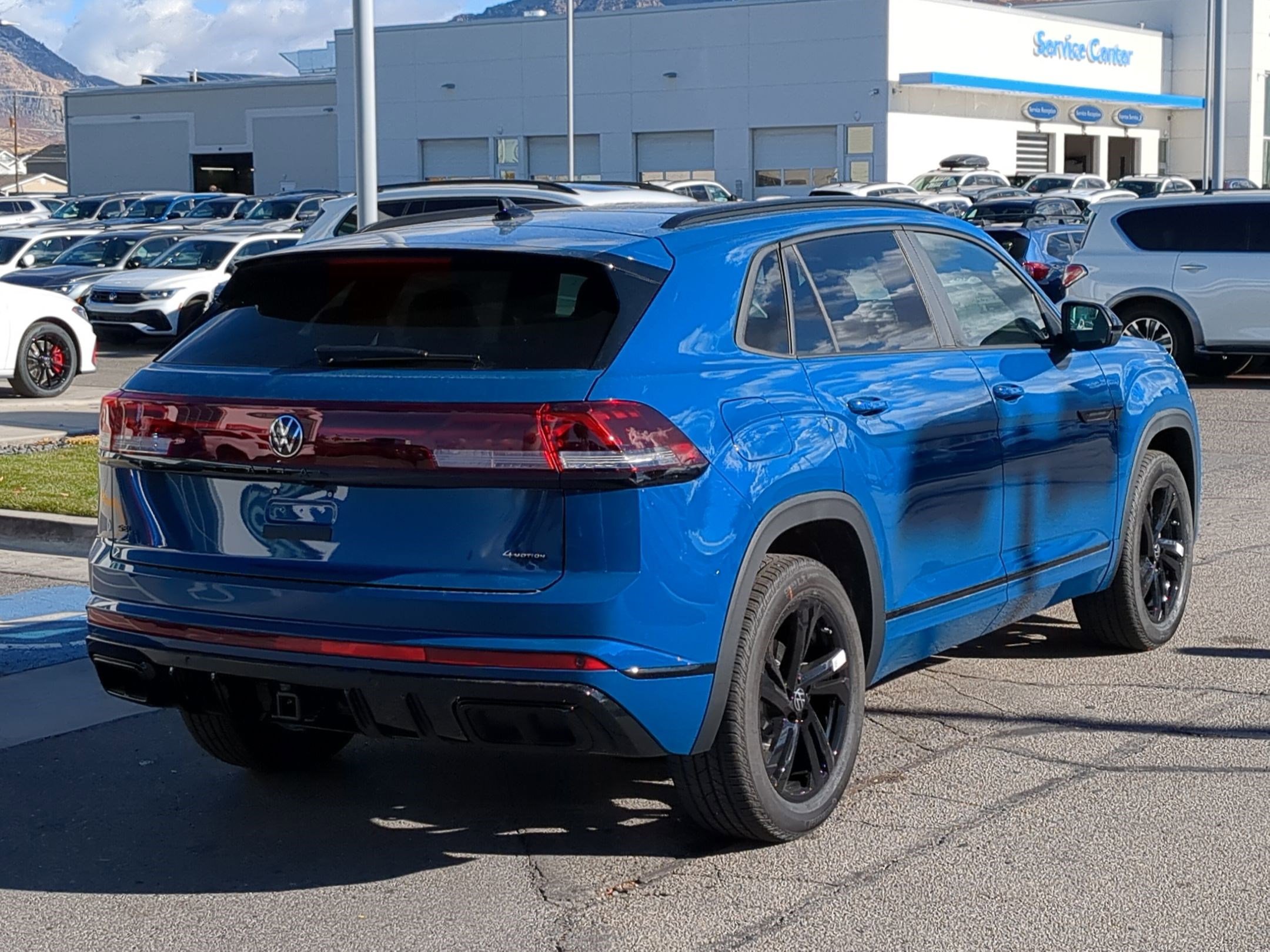 2025 Volkswagen Atlas Cross Sport SEL R-Line photo 3