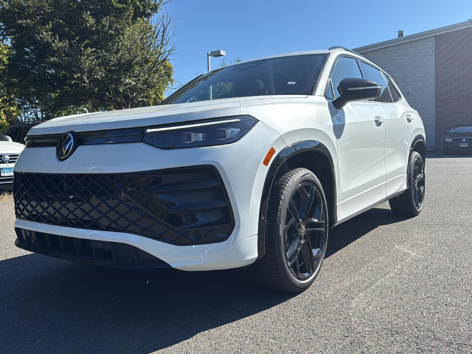 2025 Volkswagen Tiguan SE R-Line Black photo 30