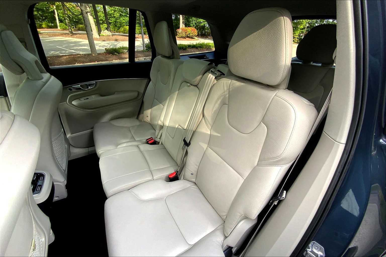 2020 Volvo XC90 Momentum photo 18