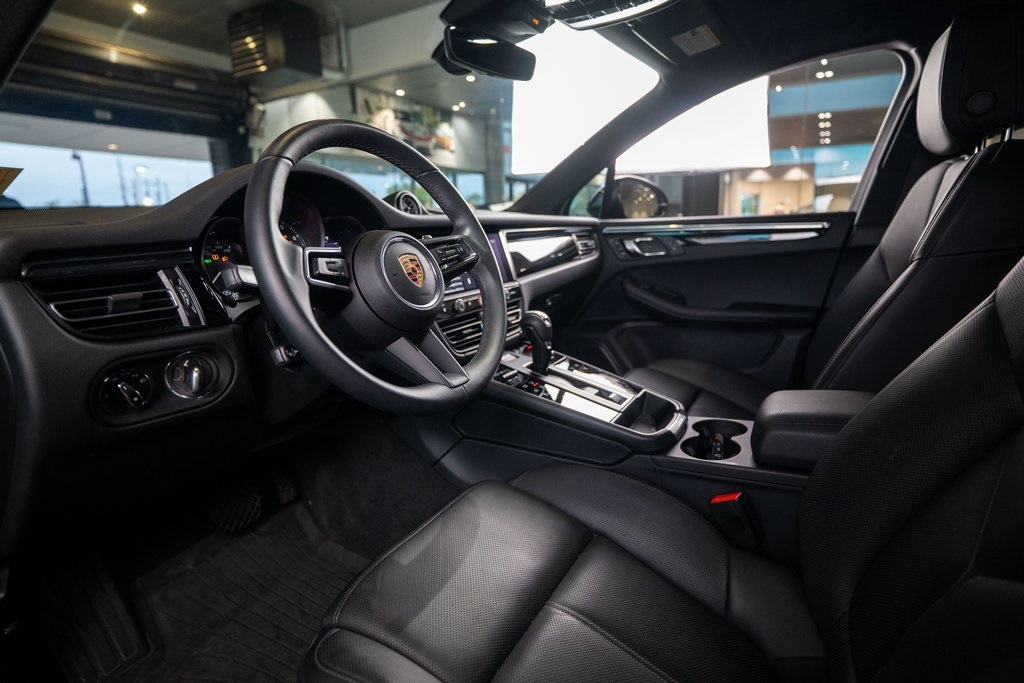 2025 Porsche Macan Base photo 4