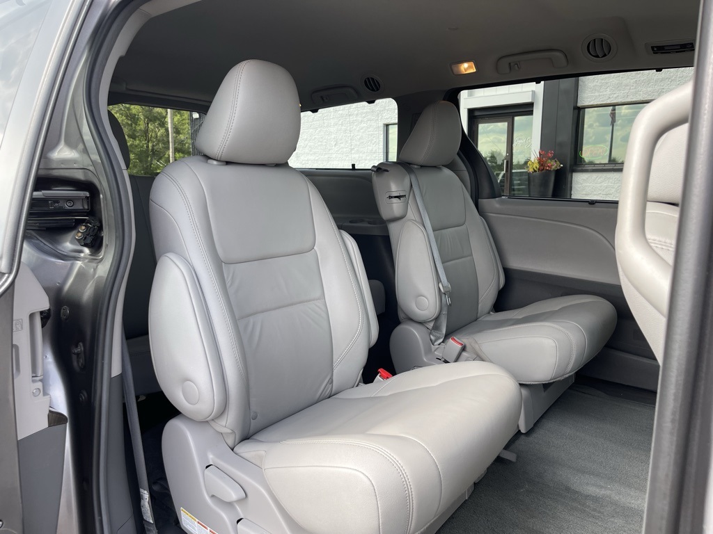 2017 Toyota Sienna XLE photo 30