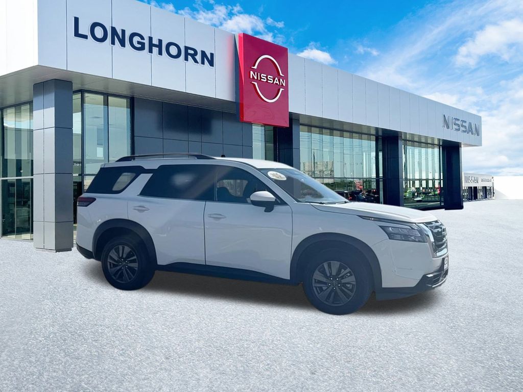 2023 Nissan Pathfinder SV's photo